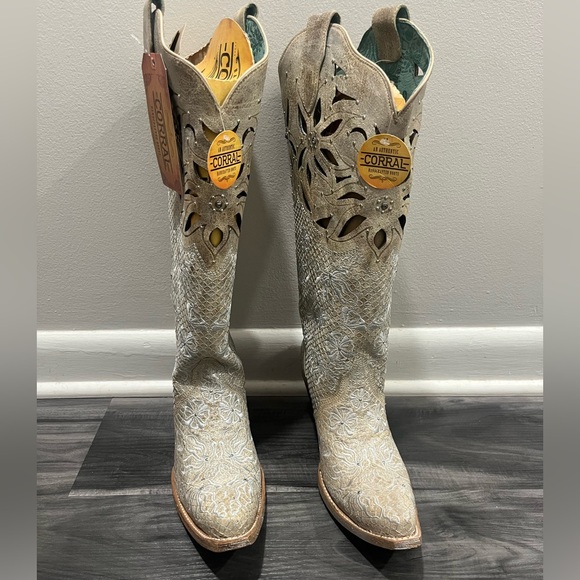 Corral Women's Floral Cutout Western Boots - Picture 3 of 7